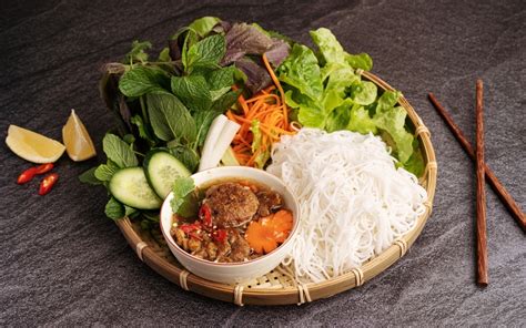 Bún Chả: Uma sinfonia de sabores frescos e um mergulho saboroso no calor vibrante do Vietnã!