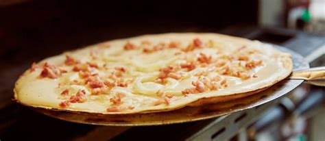  Tarte flambée: Uma explosão de sabores defumados que dançam na boca com o frescor do creme fresco!