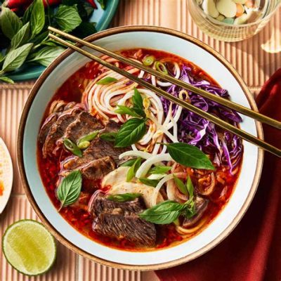  Bún Bò Huế: Uma explosão de sabores picantes e aromas reconfortantes que emanam da sopa!