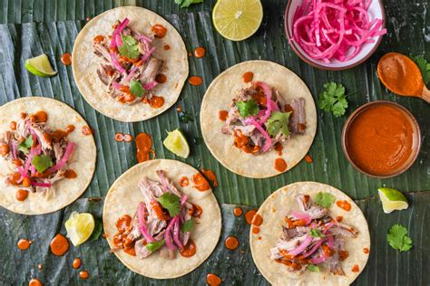  Cochinita Pibil: Uma festa de sabores cítricos e defumados que derreterá seu paladar!