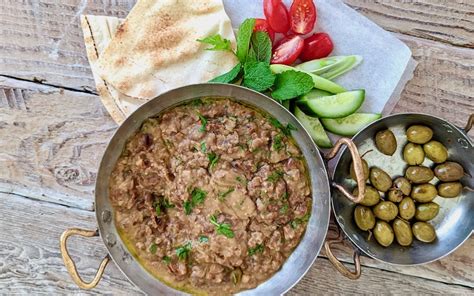  Ful Medames: Uma Sinfonia de Grãos Cremosos e Especiarias Vibrantes que Explodem no Seu Paladar!