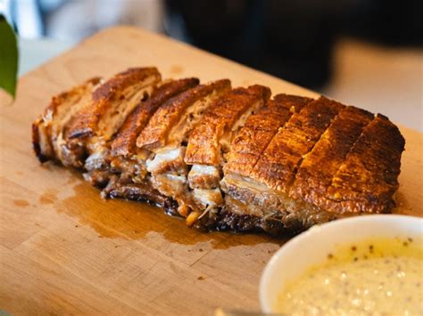  Guobaorou, Uma Sinfonia de Caramelo e Crocanteza: Descubra o Segredo da Carne Assada de Songyuan!