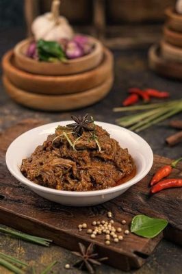 Rendang: Uma Sinfonia de Especiarias e Textura Cremosa Que Encanta o Paladar!