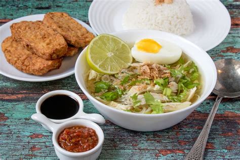  Soto Ayam: Uma sopa picante e reconfortante com sabores intensos de Indonésia!