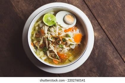  Soto Banjar! Uma Sinfonia Picante e Refrescante de Frango, Especiarias e Caldo Limpo