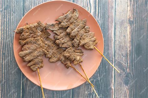  Suya! Uma Festa Explosiva de Sabores Picantes e Aromáticos em um Palito