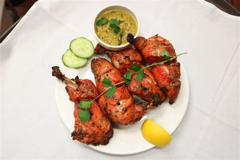 Tandoori Murgh: Uma explosão de especiarias defumadas e suculência irresistível em cada mordida!